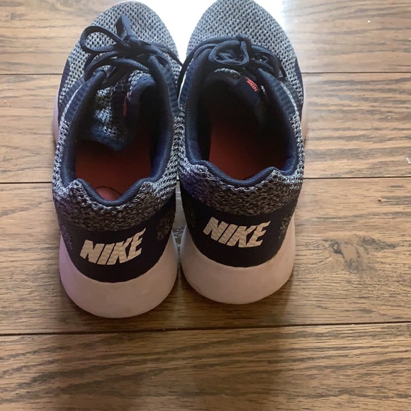 Nike navy training shoes. - Picture 3 of 4
